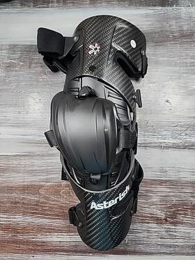 Ast-cc-m-p-1.0 Asterisk New Carbon Cell 1.0 Left Knee Braces Guard Brace Single Medium Size Ast-cc-m-p-1.0 Asterisk New Carbon Cell 1.0 Left Knee Braces Guard Brace Single Medium Size