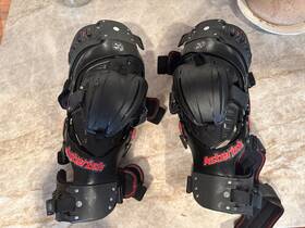 Ast-uc-md-blk-p-4.1 Asterisk Ultra Cell 4.0 Knee Braces Black Pair Medium Size Ast-uc-md-blk-p-4.1 Asterisk Ultra Cell 4.0 Knee Braces Black Pair Medium Size