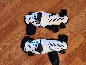 5023051100 Leatt Knee Guard Dual Axis S/md White Color 5023051100 Leatt Knee Guard Dual Axis S/md White Color