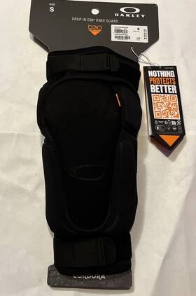 Fos901490 Oakley Drop In D30 Knee Guard Fos901490 Oakley Drop In D30 Knee Guard