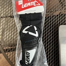 Leatt White/black 3DF Hybrid Elbow Guards ( Size Large/x-large ) Left. Fixed Price $90.00.