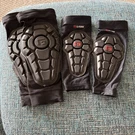 G-form PRO-X2 Elbow Pads Small/medium, Knee Youth Unmarked Size. Fixed Price $20.00.